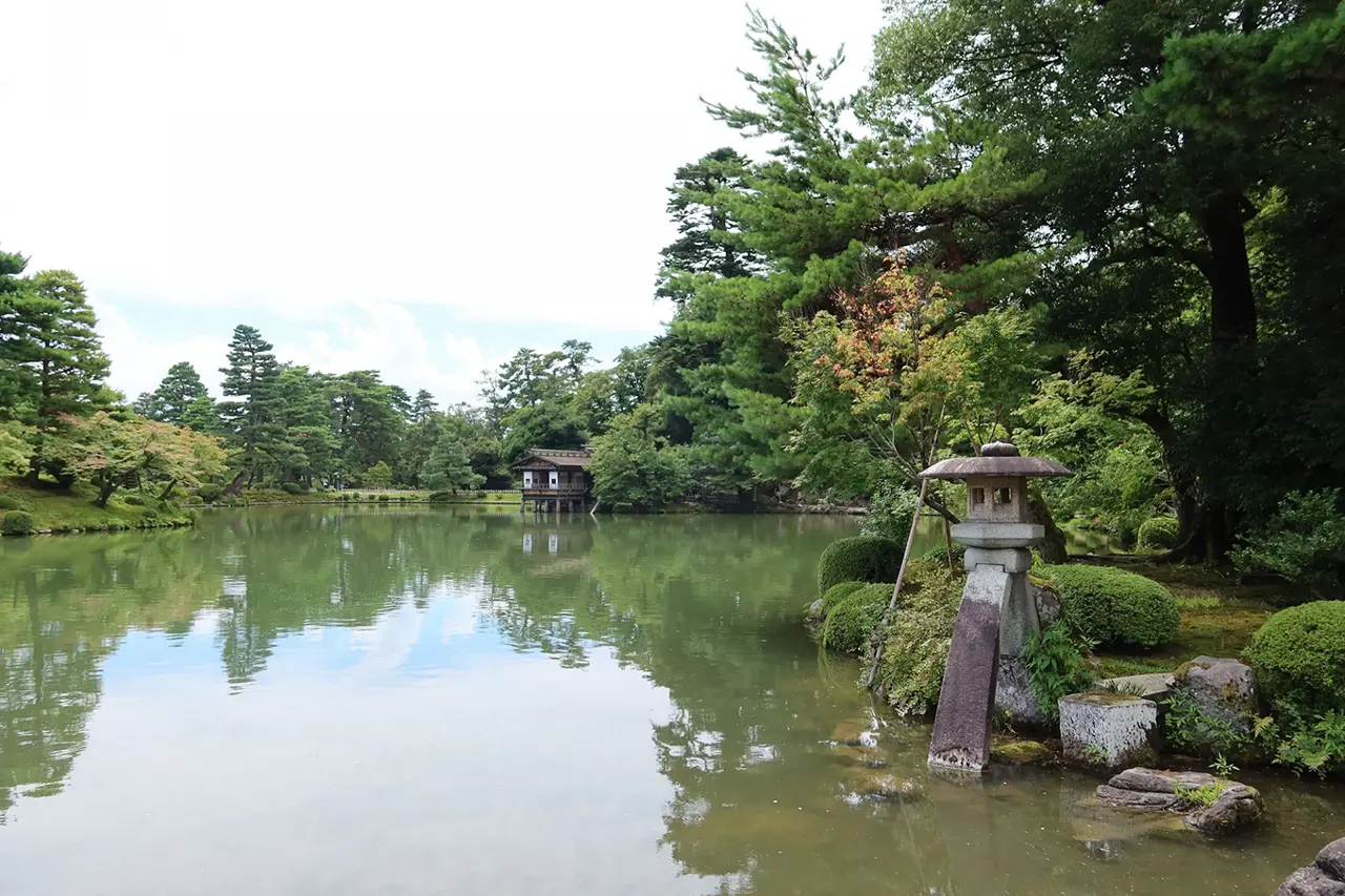 石川県の金融車買取サービス 1 石川の兼六園の徽軫灯籠(ことじとうろう)